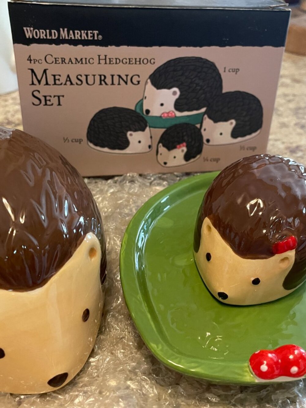 Extremely Rare Mint NIB World Market 4pc Ceramic Hedgehog Measuring Set / Bowls